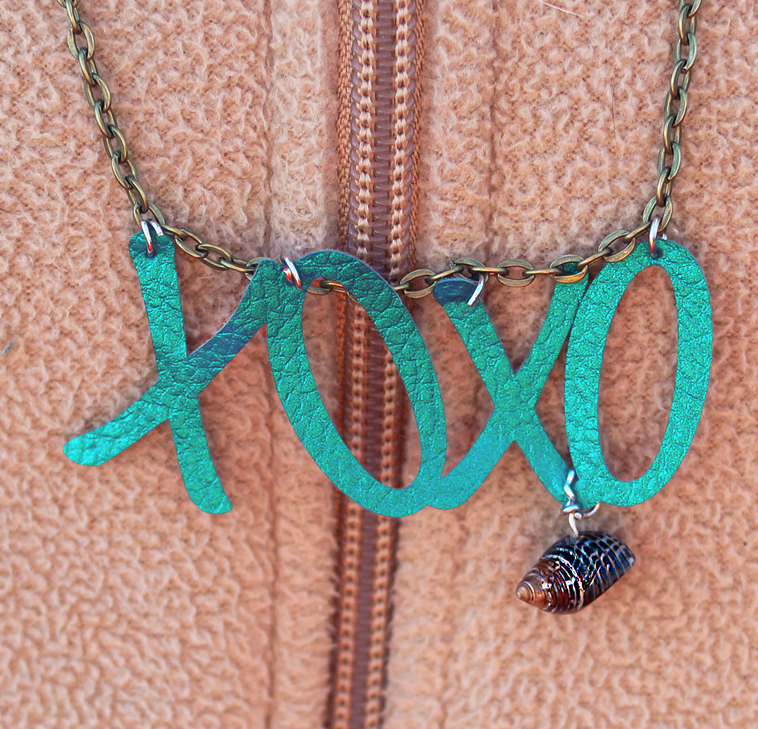 Cricut Faux Leather xoxo valentines day necklace craft