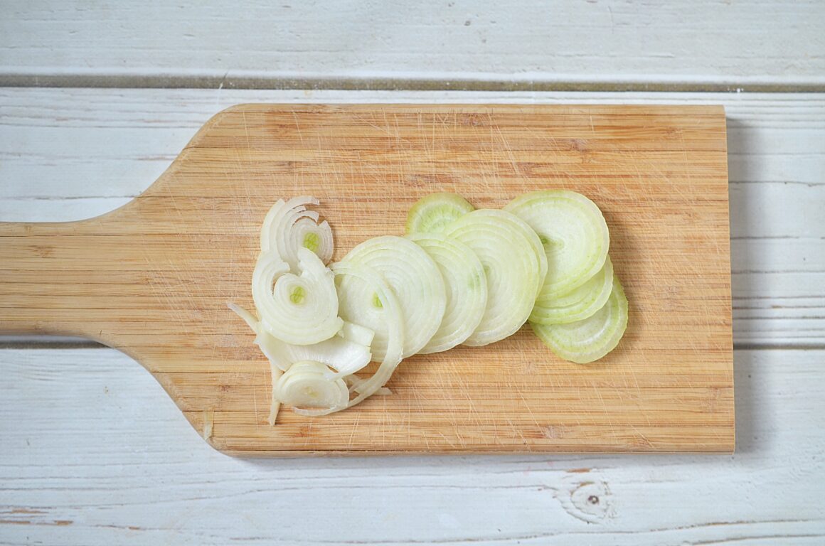 slicing the onions 